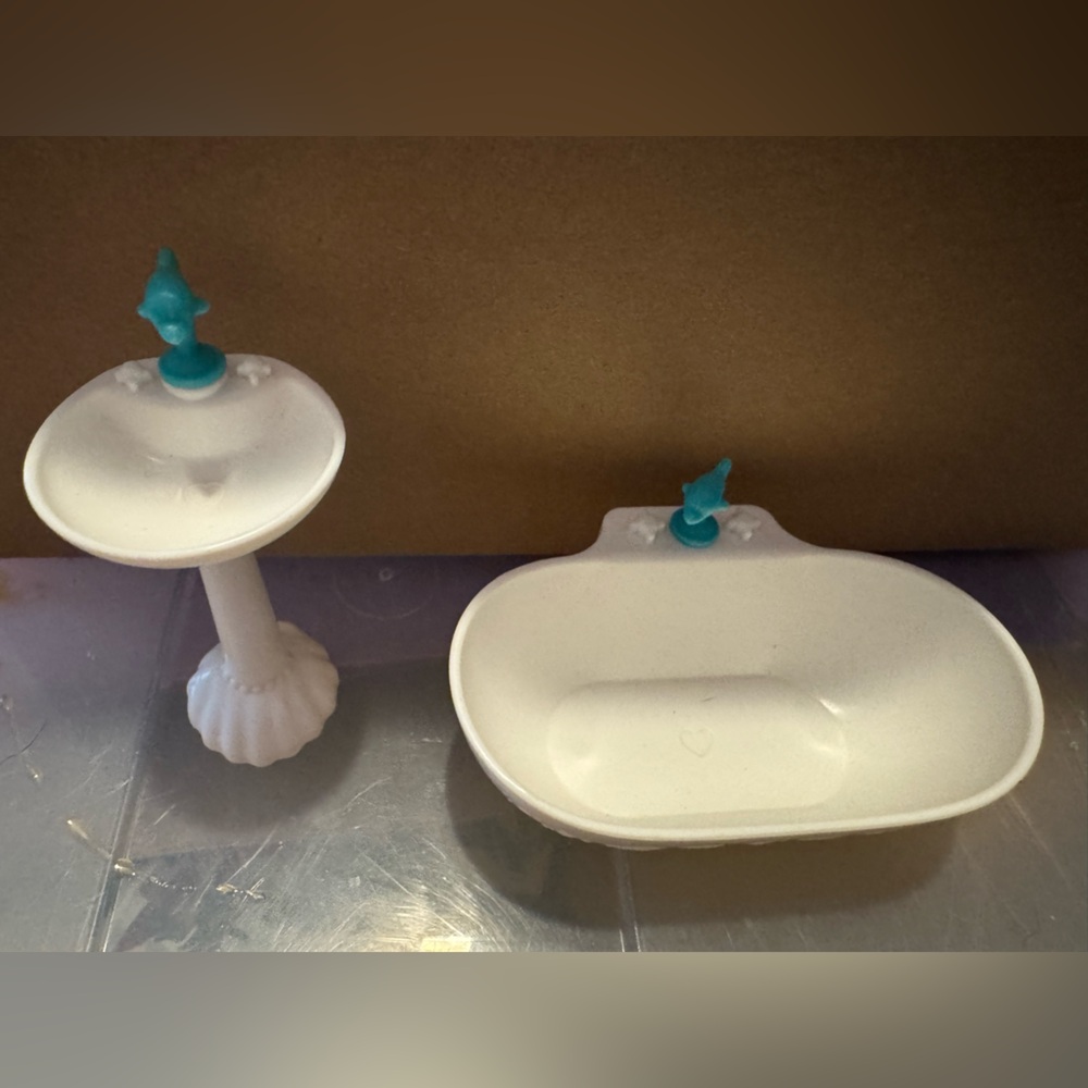Rare Barbie/ Chelsea, Kelly & friends dollhouse furniture with dolphin spouts